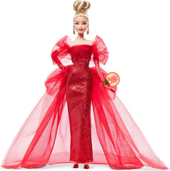 Păpușa Barbie Signature, figurină de colecție Mattel aniversară de 80 de ani, într-o rochie strălucitoare din tul roșu, cu cercei în formă de lacrimă și mănuși delicate, păr blond, JBJ17