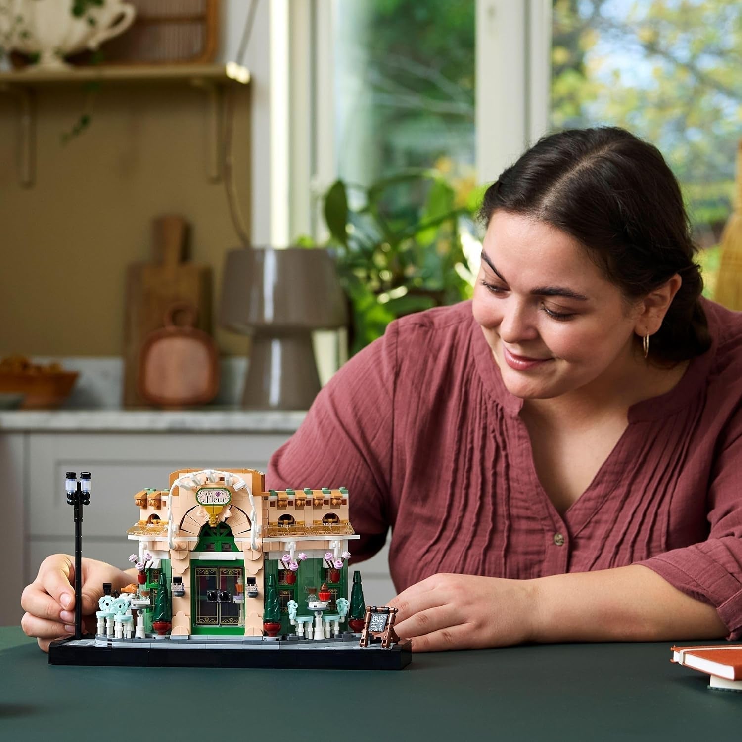 Francouzská kavárna LEGO Icons - Dekorace do obývacího pokoje nebo kanceláře - Stavebnice pro dospělé včetně malebné fasády, závěsného květináče a židlí - Dárek pro muže a ženy 10362 Stavebnice Besuche den LEGO-Store