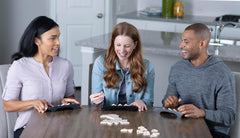 Goliath - Triominos Classic - Populární desková hra pro mládež a dospělé od 6 let - Rodinná zábavná a společenská hra pro 2-4 hráče - S taktikou a strategiemi pro děti i dospělé