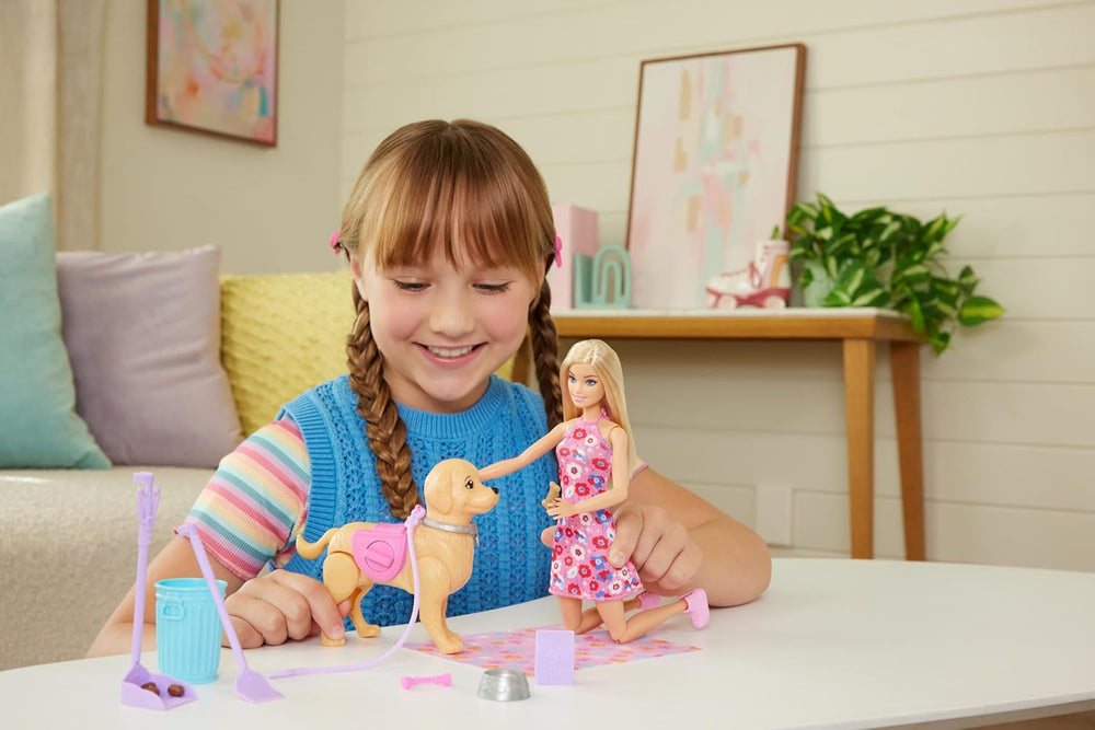 Barbie Hundespaziergang Spielset, enhtät einen Spielzeughund der gehen und Häufchen Machen kann, eine Barbie Malibu-Puppe sowie EIN Kehrset und Hundezubehör, JJB46