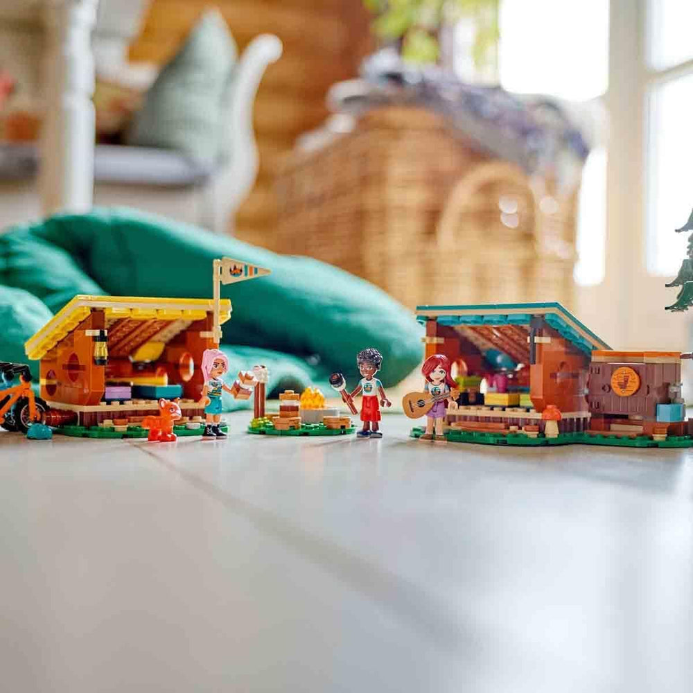 LEGO Friends Útulné chatrče v dobrodružném táboře, Venkovní sada na hraní rolí, Dětská hračka pro dívky a chlapce od 7 let se 3 figurkami a liškou, Kempingová hračka 42624 Stavebnice Besuche den LEGO-Store