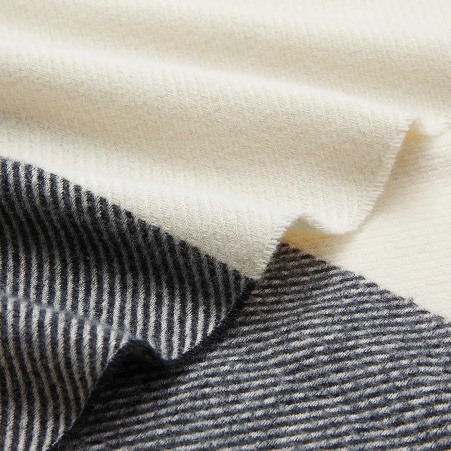 Amazon Basics Throw Deka, lehká, recyklovaný polyester, Room Decor Cozy Dekor, 127 X 152 Cm, slonovinově bílá s modrým vzorem Check Beds and Deky Besuche den Amazon Basics-Store