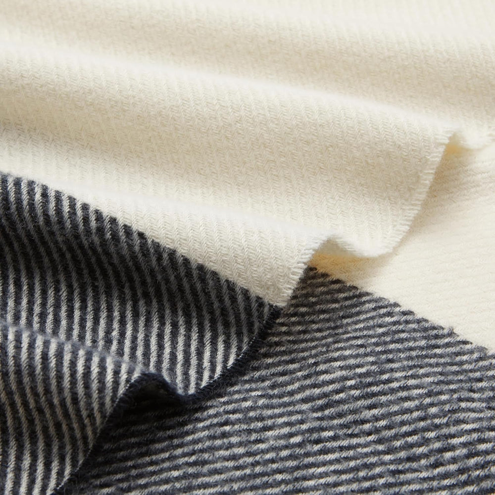 Amazon Basics Throw Deka, lehká, recyklovaný polyester, Room Decor Cozy Dekor, 127 X 152 Cm, slonovinově bílá s modrým vzorem Check Beds and Deky Besuche den Amazon Basics-Store