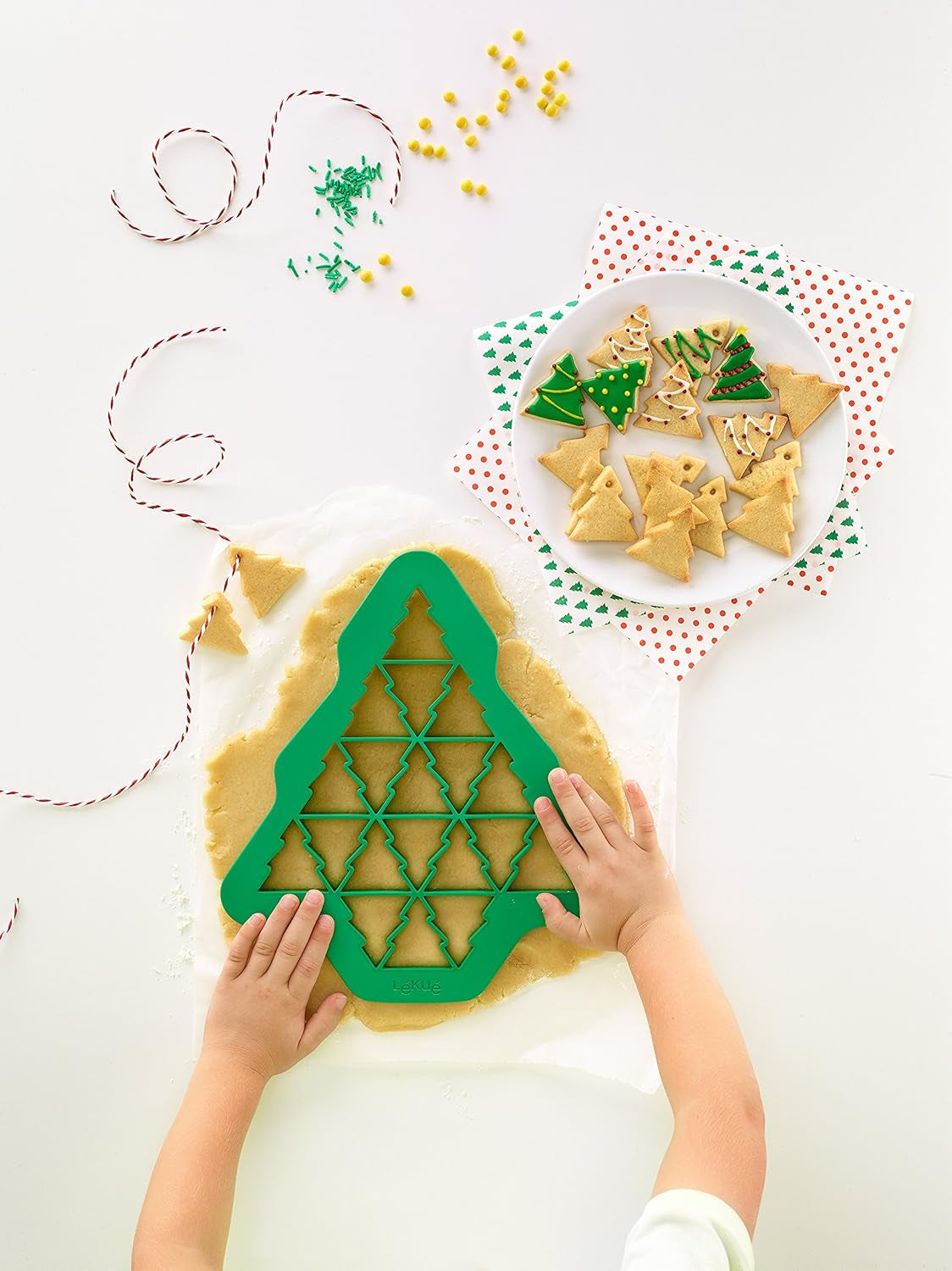 Taietor de biscuiti Lékué, brad, verde, 27 x 23,5 x 1,5 cm