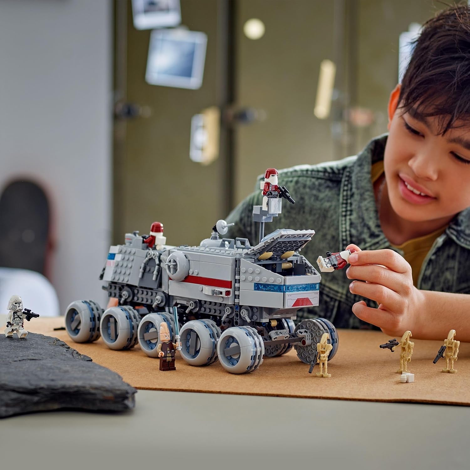 LEGO Star Wars: The Clone Wars Republikanischer Juggernaut - Spielzeug mit Transportfahrzeug - Bauset mit Lichtschwert - Kreatives Spielzeug für Kinder und Erwachsene Fans - 75413