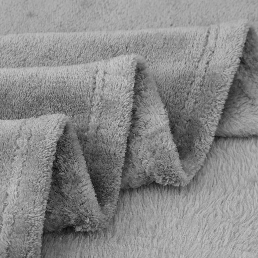 Aisbo Cuddly Deka Nadýchaná deka šedá - Fleecová deka 150X200 Cm XL zateplená deka na pohovku, útulná obývací deka Světle šedá Měkká jako deka do obývacího pokoje Deka na pohovku pro zimní postele a přikrývky Besuche den Aisbo-Store