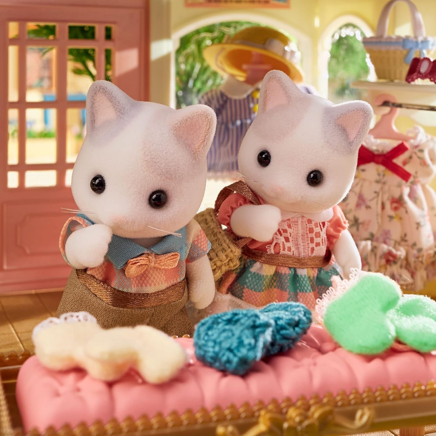 Sylvanian Families - 5738 Familia Milk Cat - Figuri pentru casa de păpuși Papusi Naty Shop