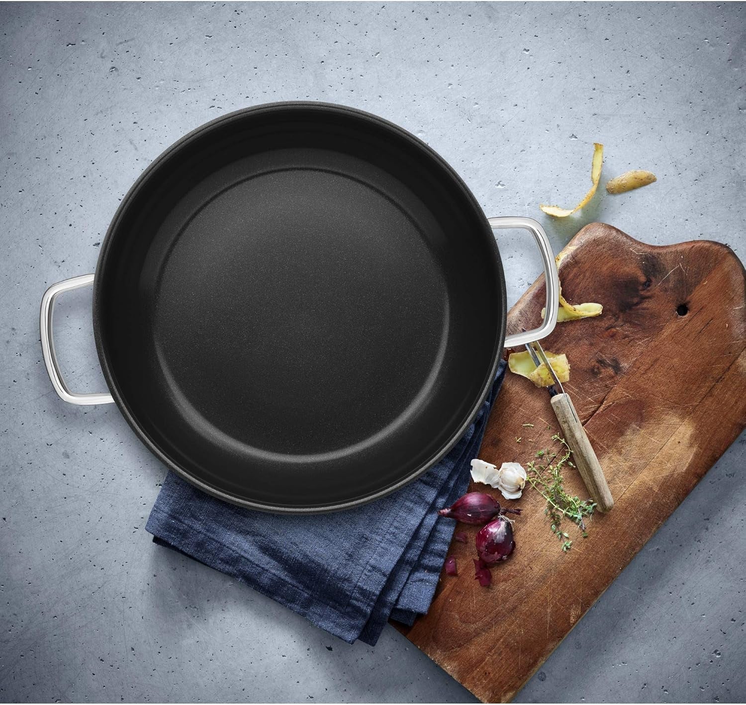 WMF Durado servírovací/pečící pánev 28 cm indukce, nerezová ocel potažená Cromarganem, keramická povrchová úprava, hrnce a pánve vhodné do trouby Naty Shop