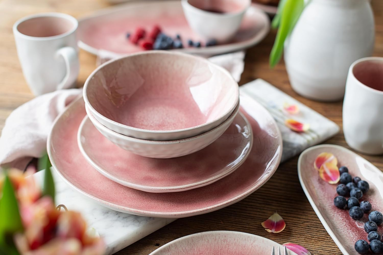 MÄSER 934111 Serie Frozen, Geschirr Set aus Keramik für 4 Personen, 16-teiliges Kombiservice mit organischen Formen, in beere gesprenkeltes Service, Berry