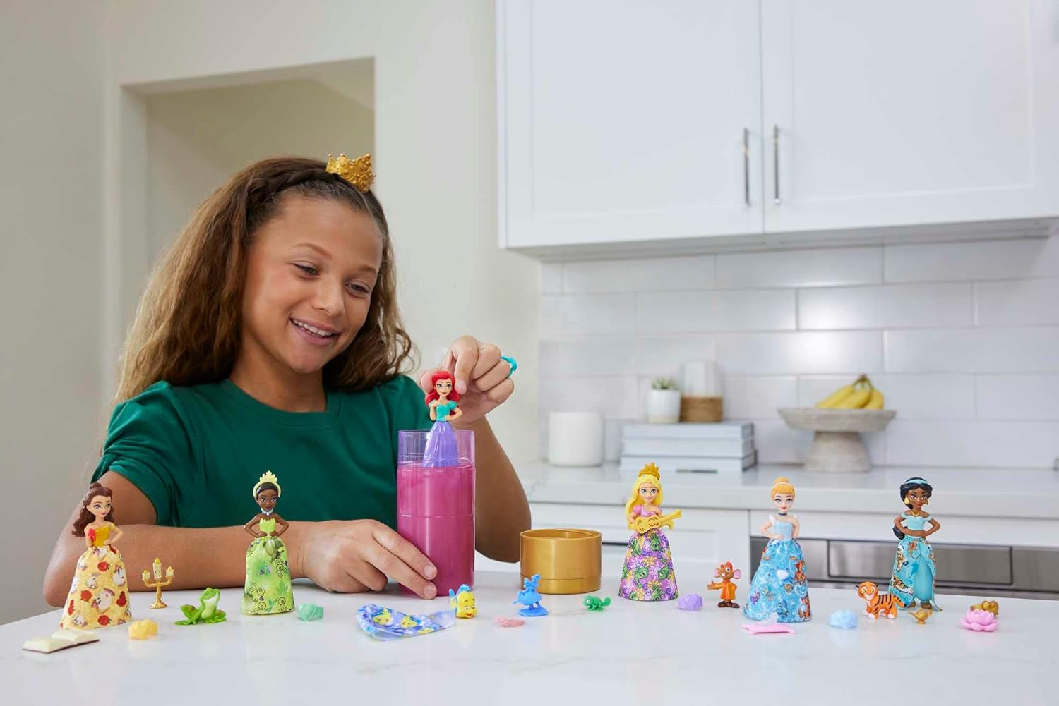 Disney Prinzessin-Spielzeug, Royal Color Reveal-Puppe s 6 Überraschungen zum Auspacken, Freundschaft-Serie s figurkou přátel, inspirací Disney-Filmen