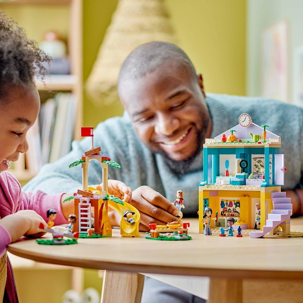 LEGO Friends Hrací sada pro mateřskou školu v městečku Heartlake pro dívky a chlapce 4 roky stará kreativní hra na role se 2 figurkami a 4 mikrofigurkami Hračka pro sociální rozvoj 42636 Stavebnice Besuche den LEGO-Store