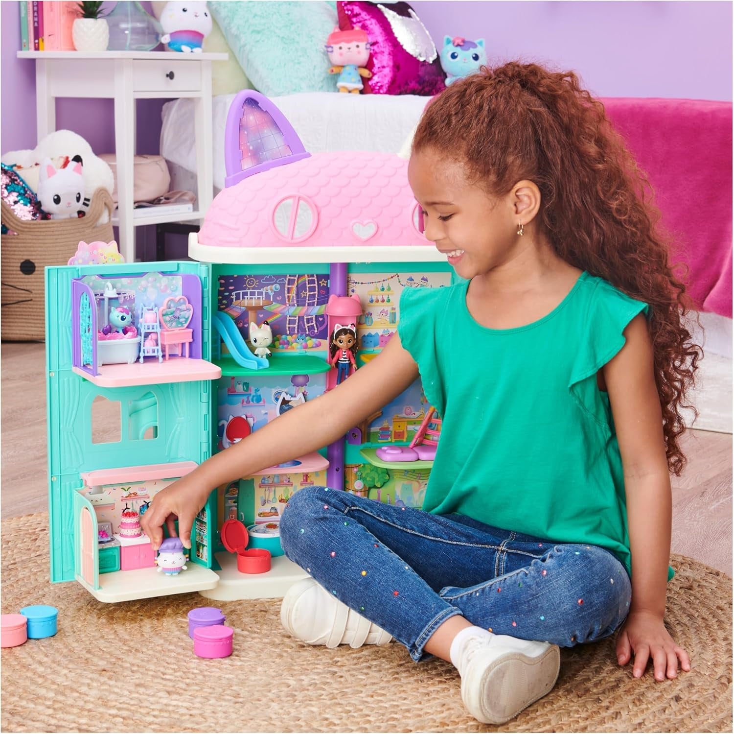 CASA DE PĂPȘI DREAMWORKS A LUI GABBY - Cameră Deluxe, Cofetărie cu Cakey, Bucătărie cu Kuchi (Română: Cakey), 3 piese de mobilier și 2 cutii surpriză cu accesorii, potrivită pentru copii cu vârsta de 3 ani și peste