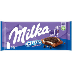 Milka Oreo Sandwich – čokoláda z alpského mléka, plněná křupavými kousky Oreo sušenek a jemným vanilkovým krémem – 92g