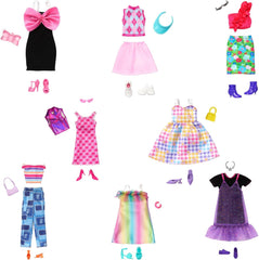 Barbie Fashions And Accessories - Set de modă colorat cu peste 65 de ținute unice, 13 articole de îmbrăcăminte, 8 accesorii și 8 perechi de pantofi, pentru ore întregi de distracție în styling, universal, HRG56 Papusi Naty Shop Titlu implicit