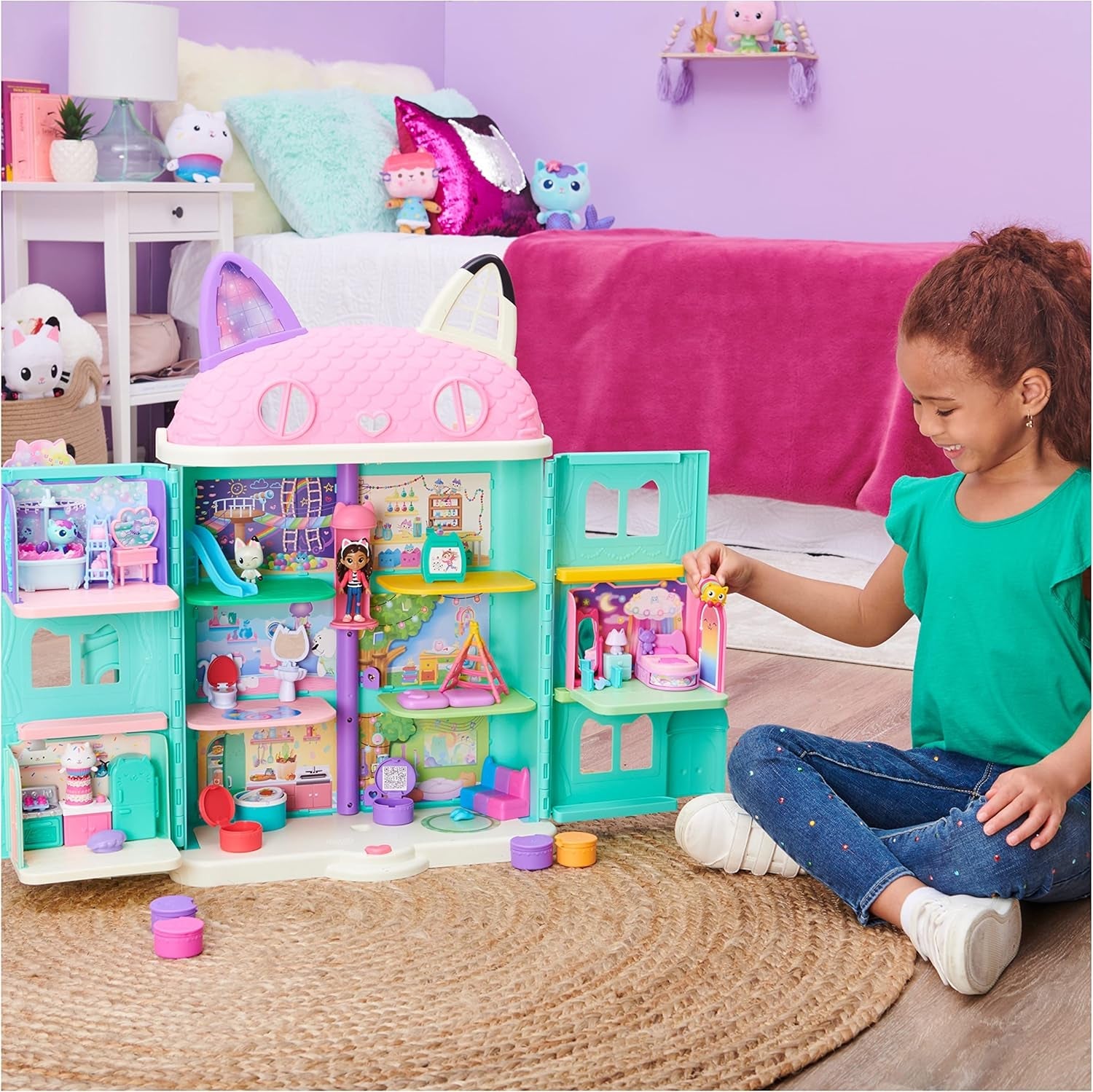 Casa de păpuși Gabby și camera Deluxe a casei de păpuși Gabby, Vise dulci, dormitor cu pisică pufoasă Pisica-pernă și 3 accesorii, 3 piese de mobilier și 2 cutii surpriză, potrivită pentru copii cu vârsta de 3 ani și peste