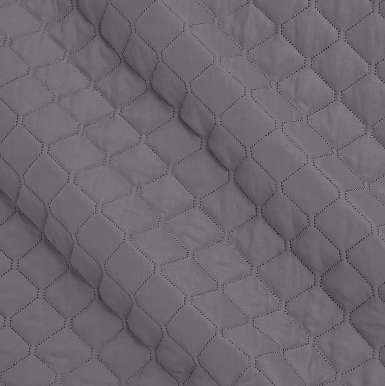 Nadměrná přikrývka Amazon Basics s reliéfem, 170 X 210 cm, tmavě šedý diamantový vzor Postele a přikrývky Besuche den Amazon Basics-Store