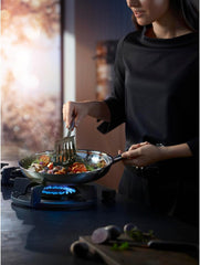 Indukční pánev WMF Profi Resist 24 cm, materiál s vícevrstvým povlakem, voštinová struktura, nerezová rukojeť, hrnce a pánve vhodné do trouby Naty Shop