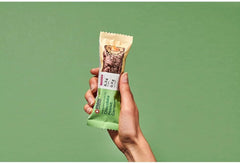 MaxiNutrition Krémová veganská proteinová tyčinka s čokoládou, arašídy a karamelem 12x45g - veganská proteinová tyčinka, 18% protein, 8,3g na tyčinku, nízký obsah cukru (0,9g), bez přidaného cukru, bez umělých aromat