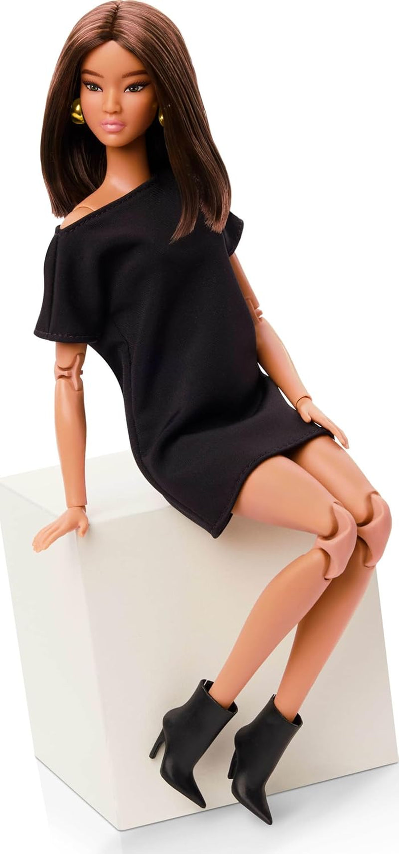 Barbie Basics Model 1, Păpușă de colecție cu păr brunet, rochie mini neagră și pantofi, modă cu potrivire universală, corp articulat și cap interschimbabil, JBH72