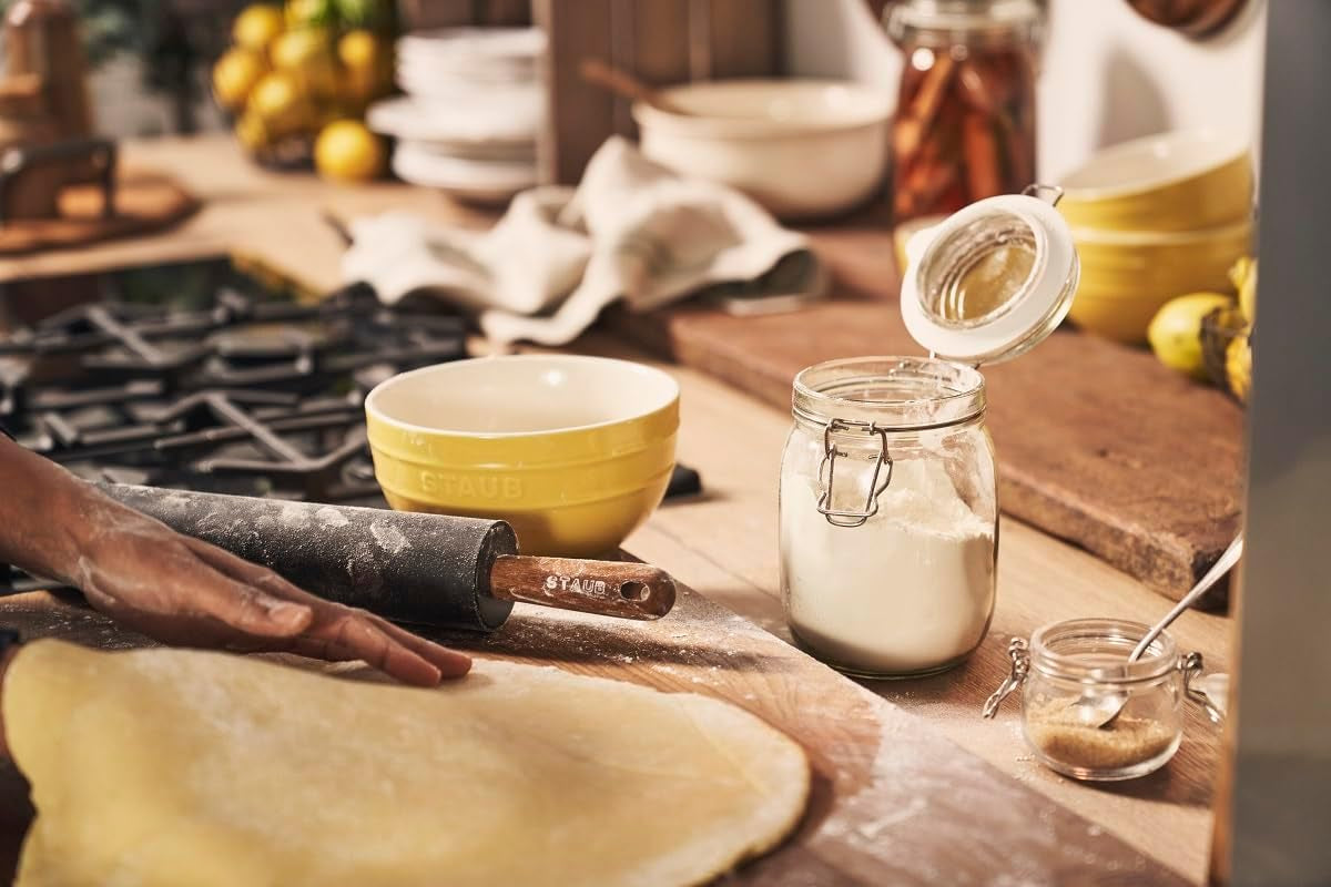 STAUB Teigroller, Nudelholz, Délka: 45 cm, Rollbreite: 26 cm, Schwarzes BPA-freies Silikon und Akazienholz, Ergonomischer Griff, Schwarzes und Braun