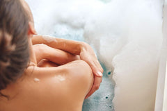 Kneipp Aroma Foam Bath Cold Season, koupelová přísada s přírodními esenciálními oleji z eukalyptu a máty, 400 ml Sprcha a koupel Naty Shop