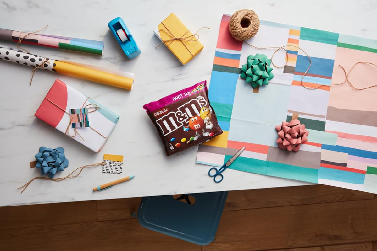 Čokoláda M&M's Large Pack, Křupavá čokoládová čočka s barevnou cukrovou polevou, Party Mix, 1 x 800 g, Candy s tématem amerického fotbalu