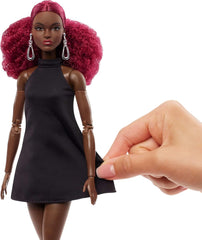 Barbie Basics Model 3, Păpușă de colecție cu bucle roșii, rochie mini neagră și cizme, modă cu potrivire universală, corp mare articulat și cap interschimbabil, JBH75