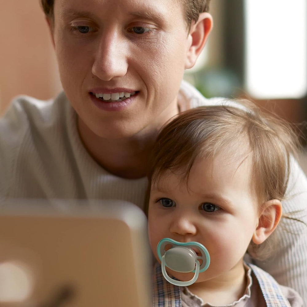 Philips AVENT Set de 4 suzete Ultra Air ușoare și respirabile: 2 suzete care strălucesc în întuneric și 2 suzete pentru zi, 18 luni+ (Model SCF349/43)