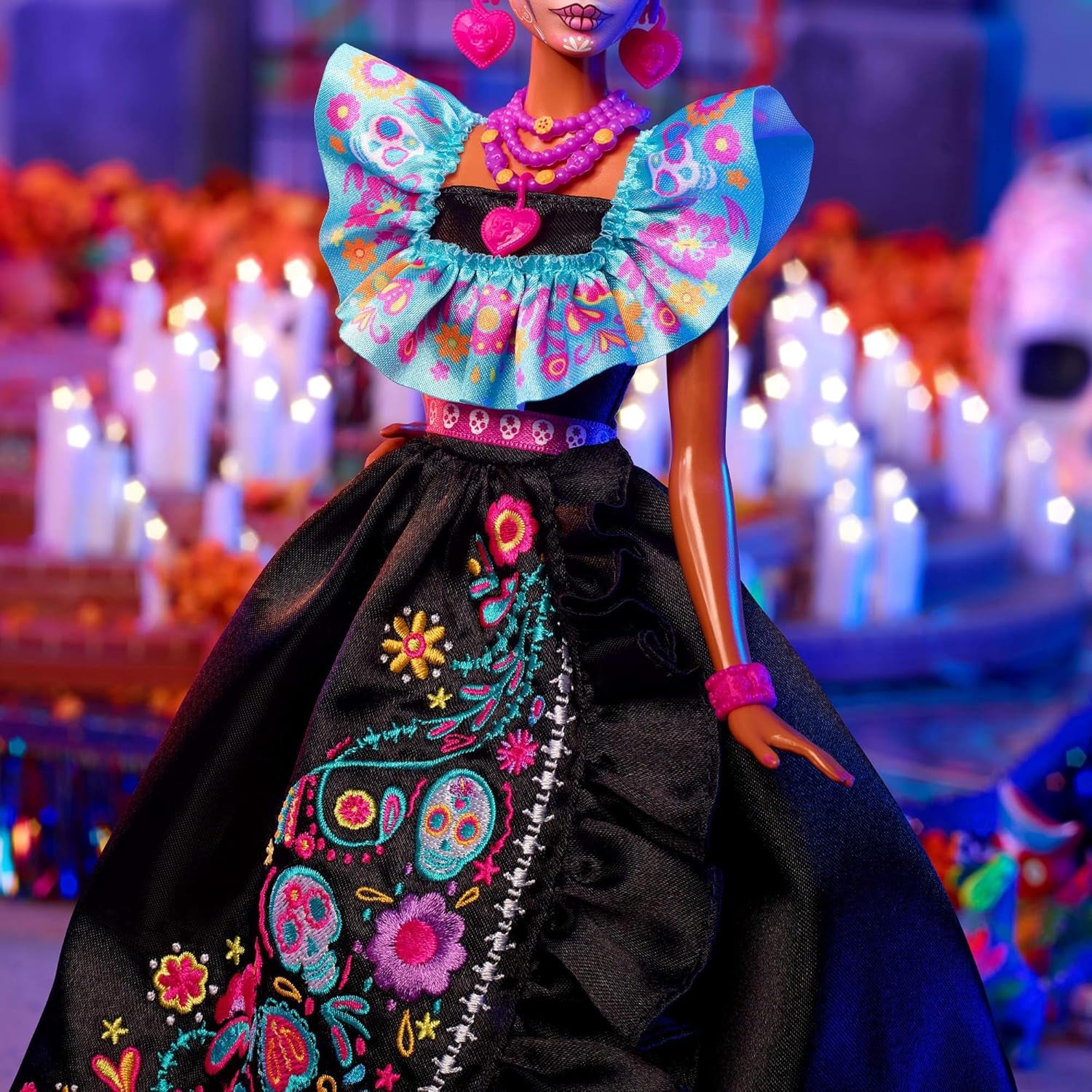 Păpușa Barbie Signature, figurină de colecție Día De Muertos 2024 cu rochie neagră și top albastru cu volane, imprimeu brodat și accesorii colorate, HRM72