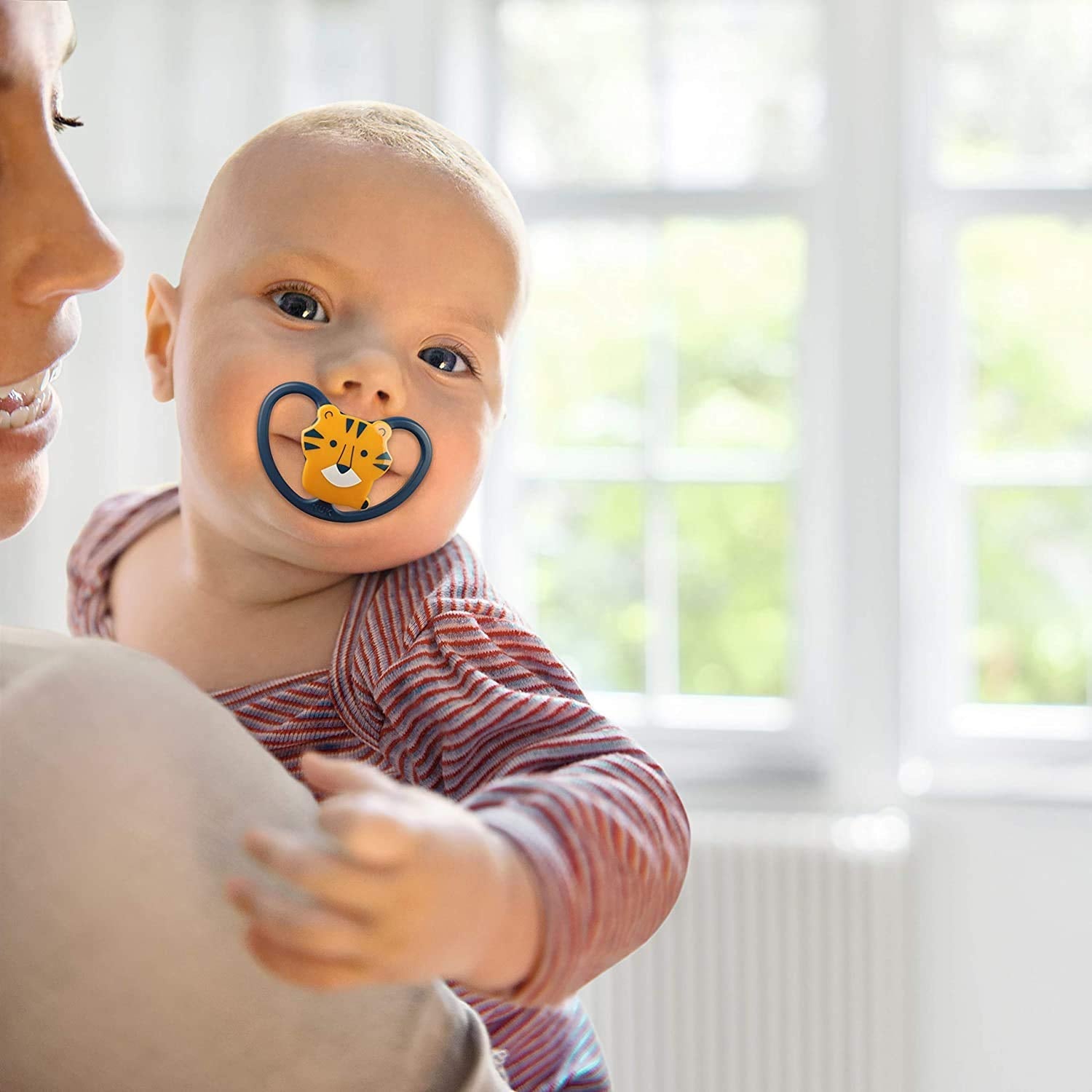 Suzetă NUK Space pentru bebeluși 6-18 luni, suzetă cu deschideri extra mari pentru piele sensibilă, silicon fără BPA, model Zebra, pachet de 2