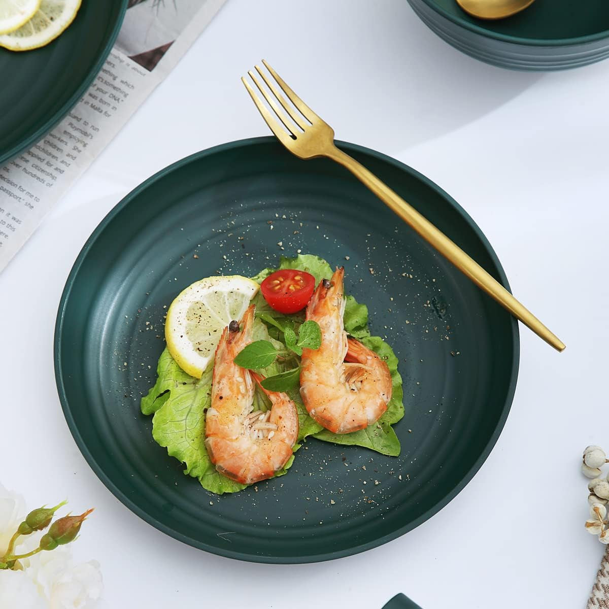 Set de veselă Kyraton din plastic incasabil și reutilizabil, format din 16 piese. Farfurii, căni, boluri și vase ușoare. Ușor de transportat și de curățat. Fără BPA. Pentru 4 persoane.