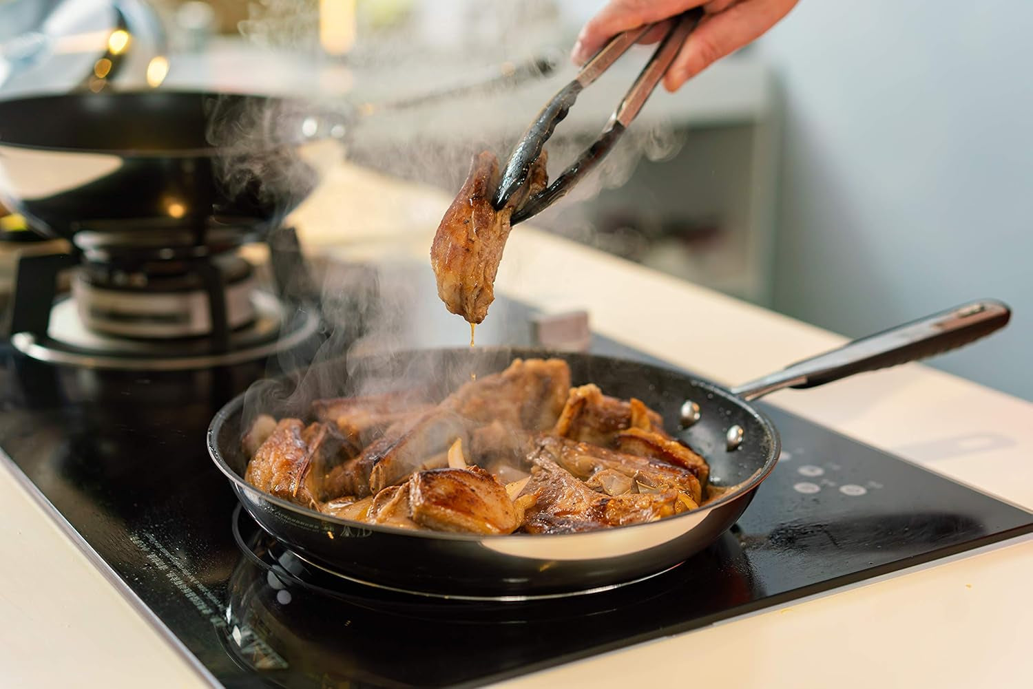 Nerezová pánev s nepřilnavým povrchem - vhodná na indukci, s pohodlnou rukojetí - 28 cm Hrnce a pánve Naty Shop