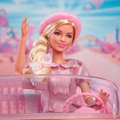 Barbie-Puppe zum Spielfilm, Margot Robbie als Barbie, Sammelfigur in rosafarbener Bluse und Tüllrock, mit gestylter Frisur und passendem Schmuck, JBJ53