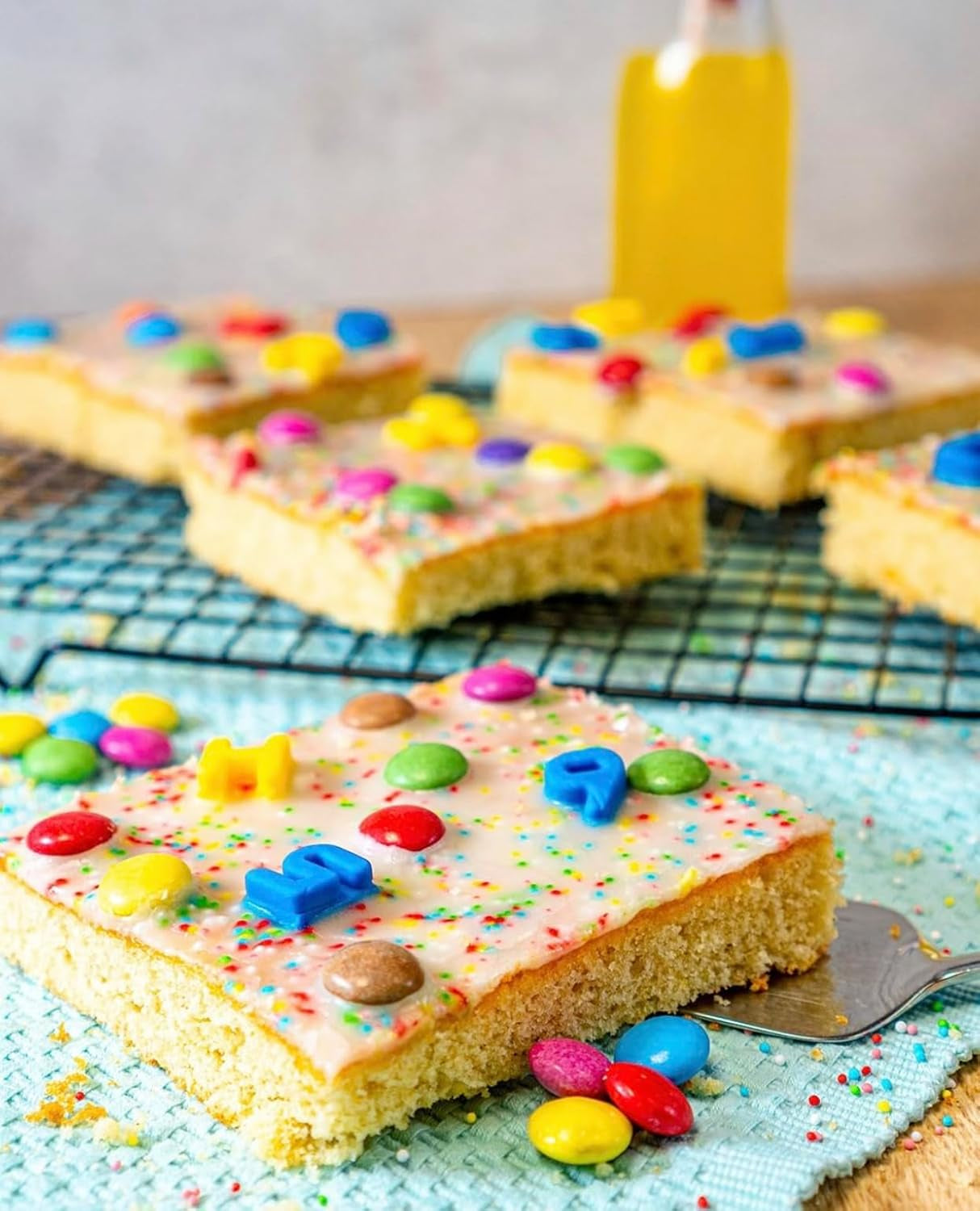 Čokoládové čočkovité ozdoby RUF Love Chocolate, vyrobené z jemné mléčné čokolády s křupavou a barevnou cukrovou polevou, 75 g v krabičce