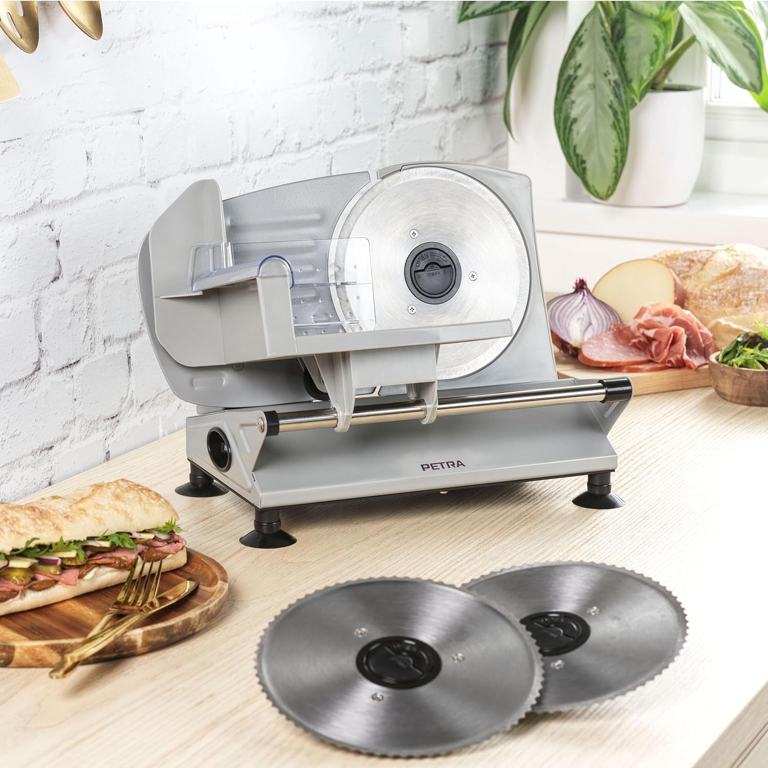 Petra PT4636VDE Multifunkční elektrický kráječ, tloušťka krájení 1-15 mm, 3 hladké nerezové nože Drtiče a kráječe Naty Shop