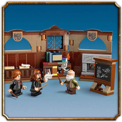 LEGO Harry Potter Schloss Hogwarts: Zauberkunstunterricht, sada se 3 minifigurkami, vč. Hermiona Granger & Ron Weasley, Wingardium Leviosa Funktion, Spielzeug für Mädchen & Jungen ab 8 Jahren 76442