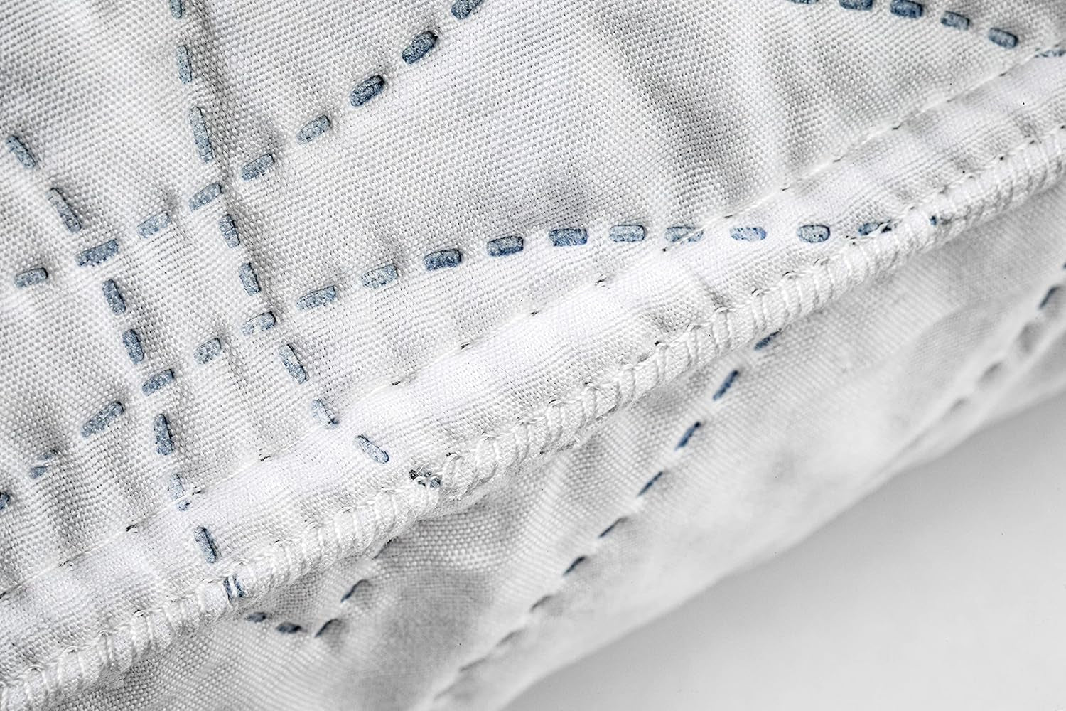 V.I.P. Very Important Pillow V.I.P. Pernă cu fulgi de memorie, alb, pernă 45 X 75 cm, copertă matlasată din poliester, foarte respirabilă, moale, fabricată în Italia Perne standard Naty Shop