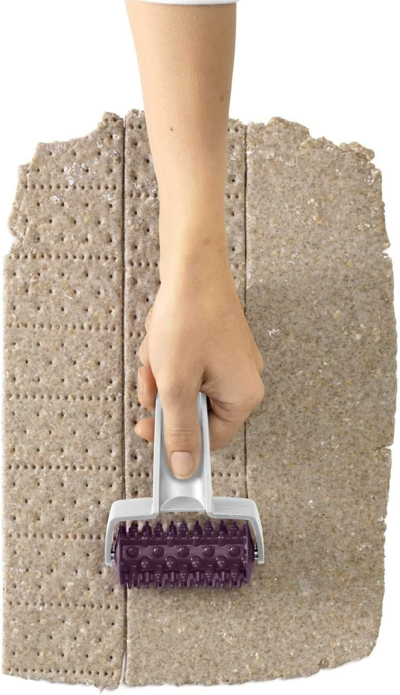 Betty Bossi Cracker Roller, ideální kuchyňský gadget pro přípravu Knäckebrot und Crackern für raffiniertes Fingerfood. Teigschneider mit tollen Rezeptideen.