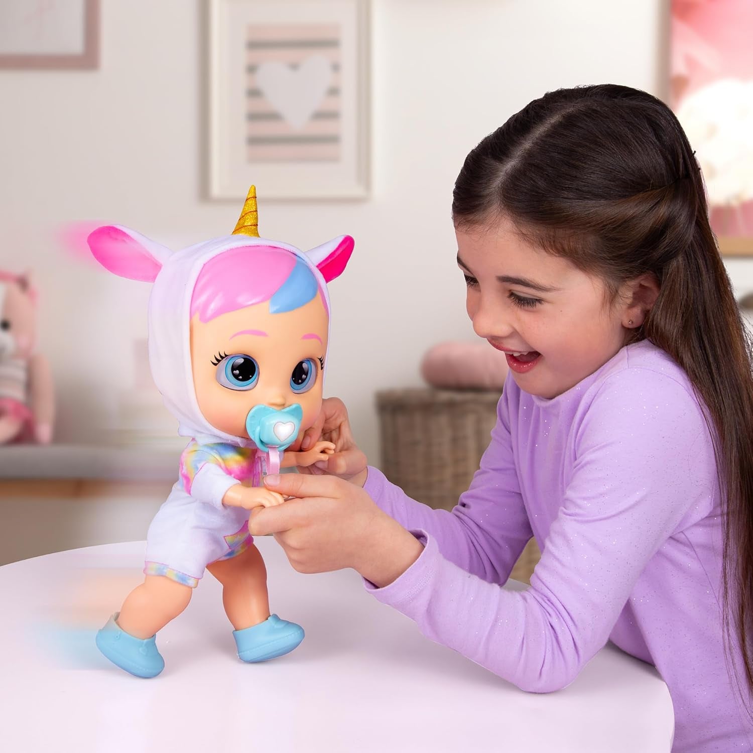 CRY Babies Dreamy Interaktive Puppe Hilf Dreamy bei ersten Schritten – sie gibt über 10 Laute and Reaktionen von Sich and cann leuchtende LED-Tränen weinen. Kinder ab 3 Jahren.