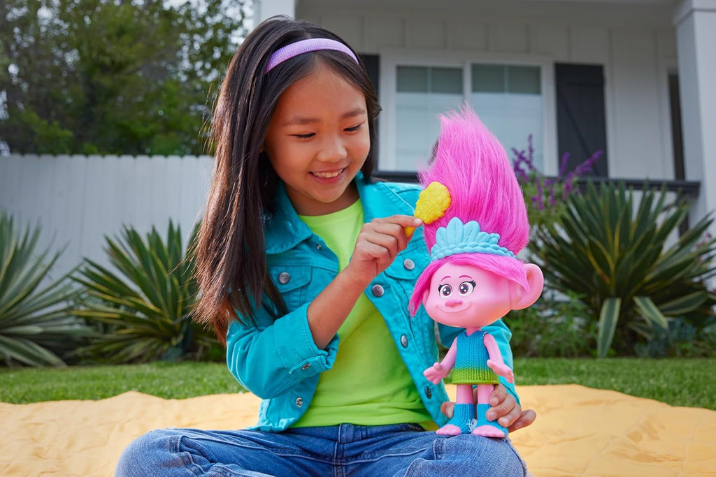 Mattel DREAMWORKS TROLLS Rainbow Hairtunes Poppy Doll - lumină și sunet, păr luminos, muzică și scaune, coroană detașabilă, pentru copii cu vârsta peste 3 ani, HNF20 Papusi Naty Shop