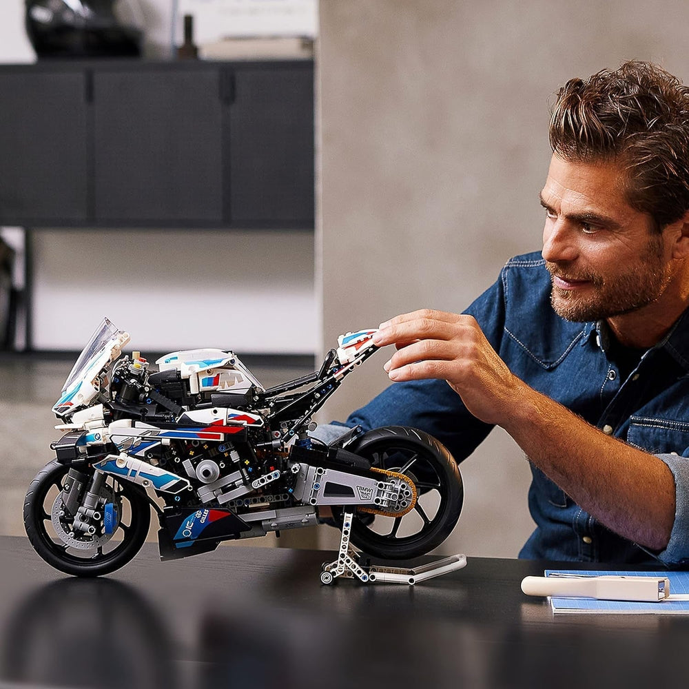 Stavebnice LEGO Technic BMW M 1000 RR Model motocyklu pro dospělé jako řemeslný dárek pro muže a ženy Dekorace domova nebo kanceláře 42130 Stavebnice Besuche den LEGO-Store
