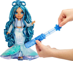 Rainbow High Winter Wonderland - Skyler (albastru) - păpușă de modă de 28 cm, cu zăpadă magică ascunsă care se acumulează cu apă, cu set de om de zăpadă, potrivită pentru copii de la 4-12 ani și colecționari Papusi Naty Shop