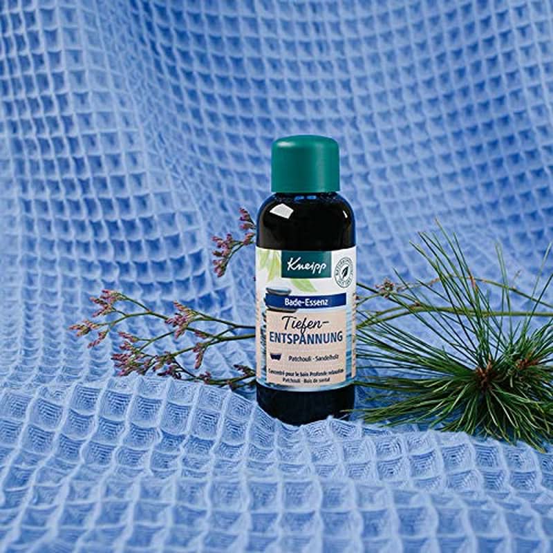 Kneipp, koupelový olej s přírodním esenciálním olejem pačuli a extraktem ze santalového dřeva pro hlubokou relaxaci a zklidnění, 100 ml Naty Shop