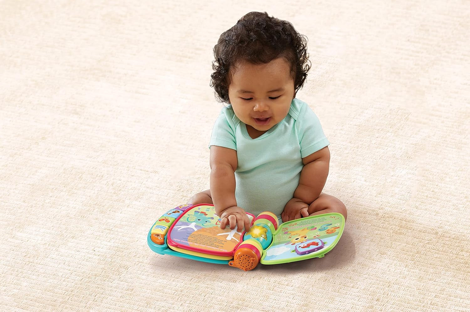 VTech Baby Adventure Play Table - Masă de joacă colorată pentru bebeluși cu 6 câmpuri de joc și elemente interactive & Baby My First Song Book Carte colorată cu 6 pagini și elemente mobile pentru joacă Jucarii Bebe Naty Shop