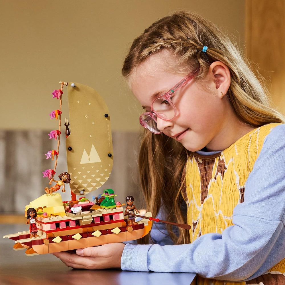 LEGO ǀ Disney Vaiana 2: Vaianas Abenteuerfloß - Botička s textilním pouzdrem, abnehmbarem Deck, Lagerfeuer a 3 minifigurky, vč. Loto und Moni – Geschenk für Mädchen ab 6 Jahren & Fans – 43270