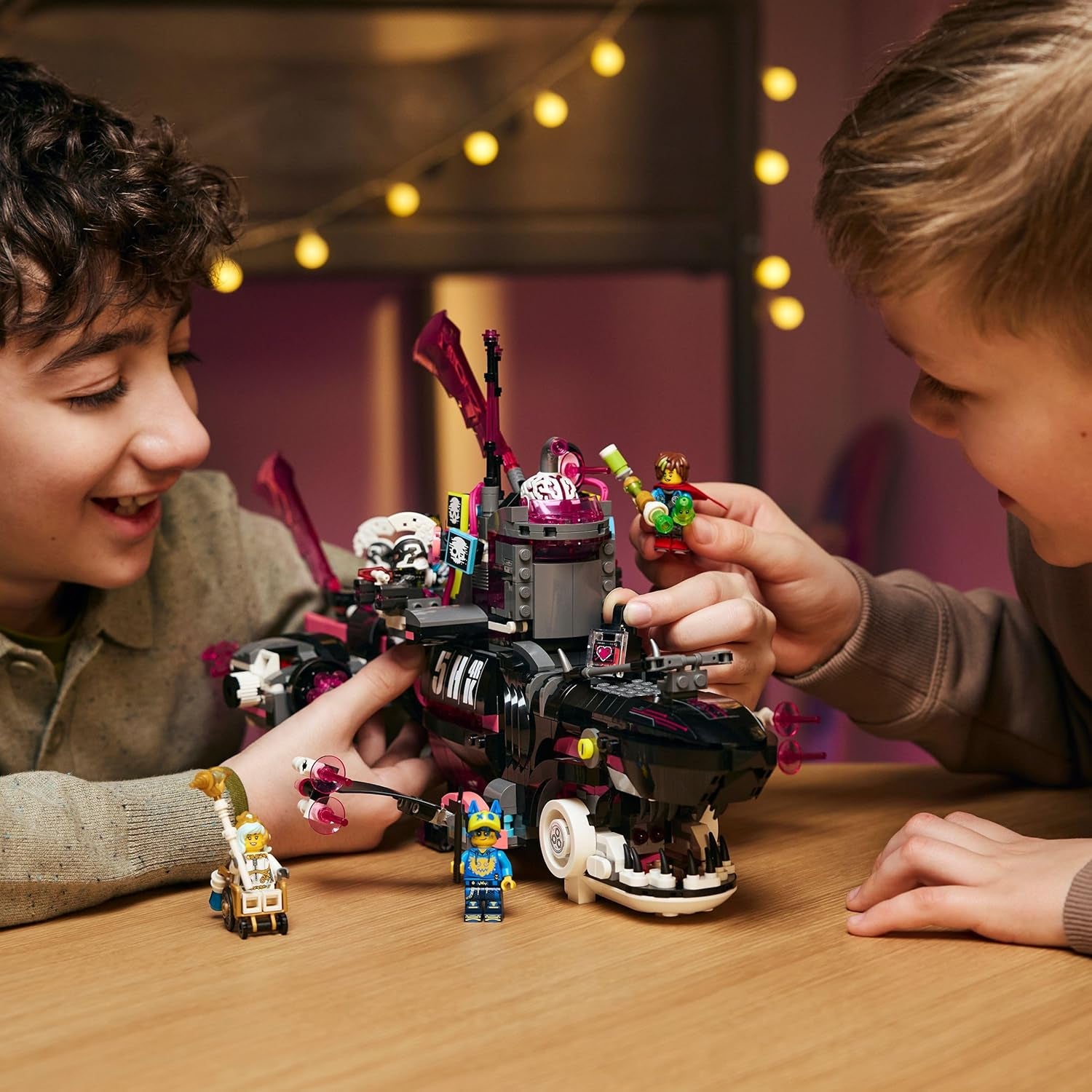 LEGO DREAMZzz Albtraumhai-U-Boot - Modulární sada se 2 stavebními prvky, 2 abnehmbaren Fluggeräten a 5 minifigurkami, vč. Mateo und Astrid - Dárek pro dívky a chlapce od 9 let - 71500