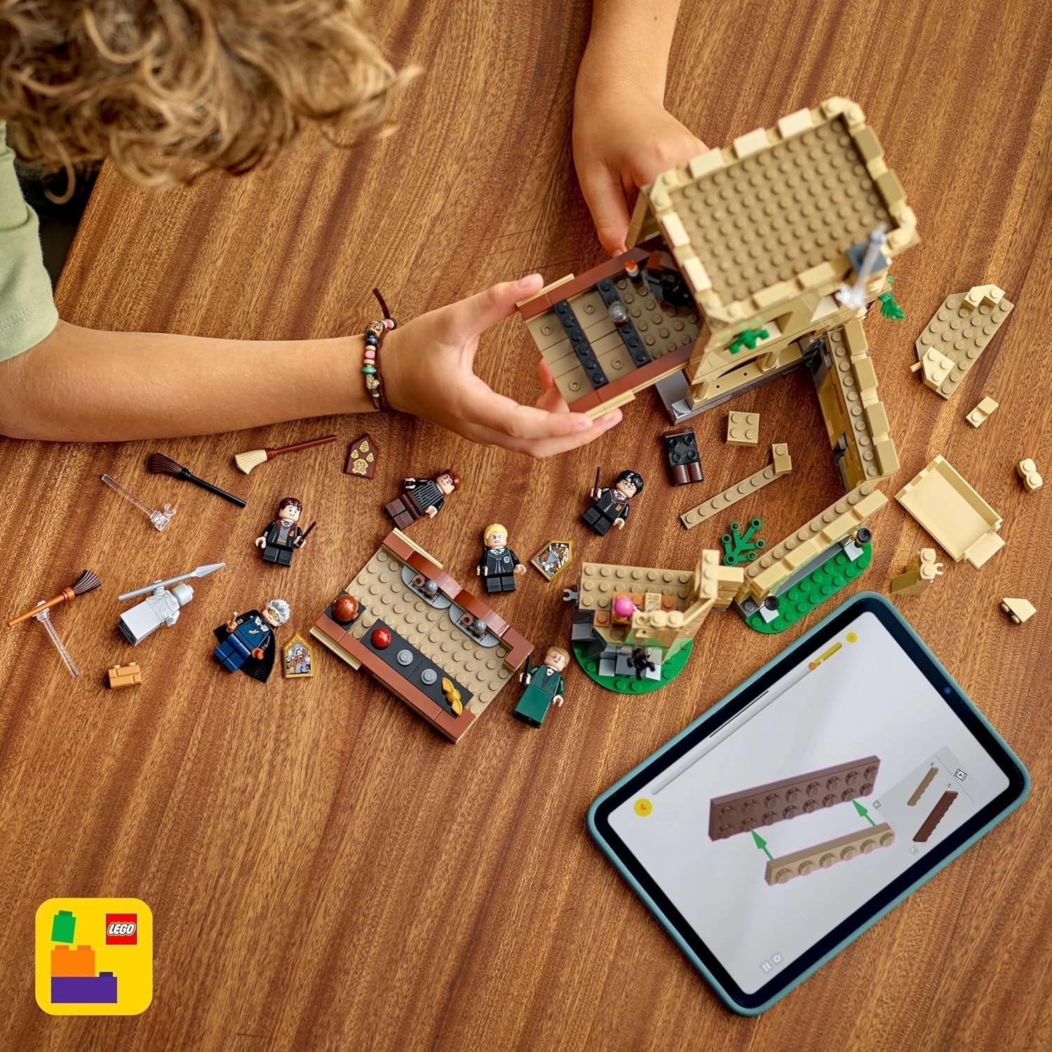 Bradavický hrad LEGO Harry Potter: Dobrodružná sada lekcí létání se 6 sběratelskými minifigurkami včetně Draca Malfoye a profesorky McGonagallové Hrací sada pro chlapce a dívky 9 let 76447 Stavebnice Besuche den LEGO-Store