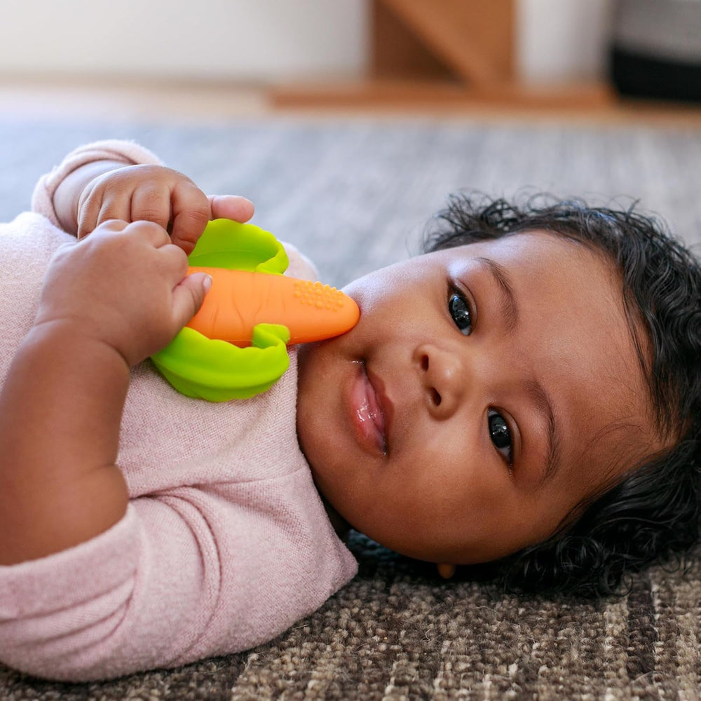 Infantino Lil' Nibbles, inel de dentiție din silicon texturat, jucărie de dentiție pentru bebeluși fără BPA, moale, ușor de ținut în mână, stimulare senzorială pentru sugari, morcov