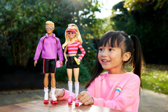 Barbie Fashionistas-Set mit 2 Modepuppen und 6 Zubehörteilen, Barbie und Ken Rollschuh-Modepuppen, Sammelfiguren zum 65. Jubiläum, HXK90