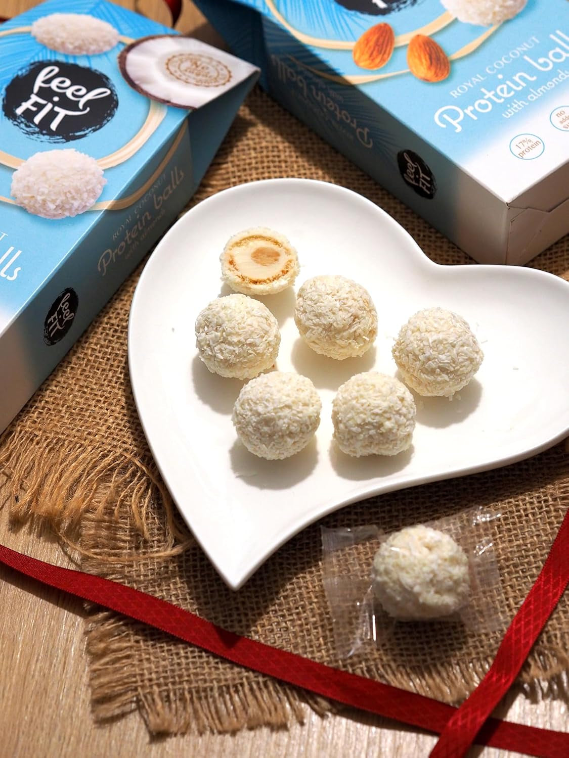 Kokosové pralinky bez cukru s mandlemi, feel FIT, bez přidaného cukru, 17 % bílkovin, 63 g